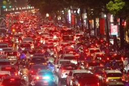 Mưa lớn nhiều tuyến phố Hà Nội ngập cục bộ, giao thông ùn tắc diện rộng