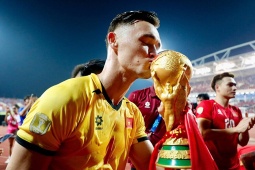 Thủ môn Lê Giang Patrik  xuất sắc nhất AFF Cup, bất ngờ được hôn cúp vô địch thế giới