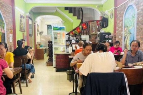 Quán chay Hà Nội "chật như nêm" ngày Vu Lan, khách xếp hàng chờ đến lượt