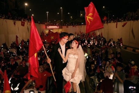 Chờ Việt Nam vô địch để chụp ảnh cưới giữa dòng người 'đi bão'