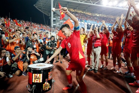 Quang Hải từ "nhạc công" đánh đàn tới nhạc trưởng đánh trống ăn mừng vô địch AFF Cup