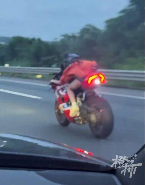 Cô gái vừa lái xe vừa quay video.