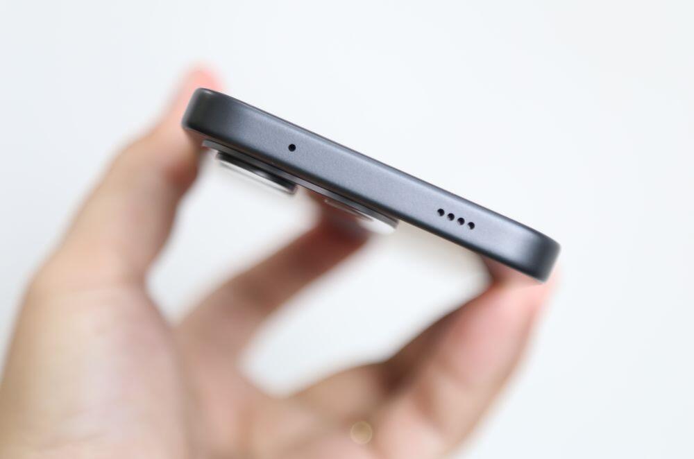 Các cạnh và mặt lưng của&nbsp;Redmi Note 17 Pro Max.