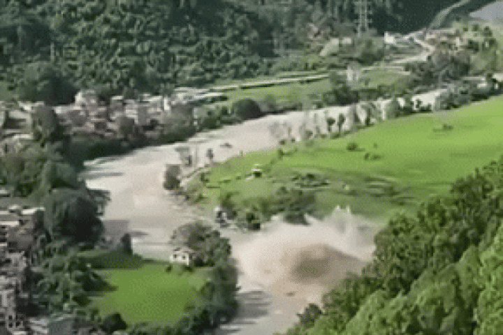 Dòng lũ 'xóa sổ' cả ngôi làng ở Nepal chỉ trong vài giây