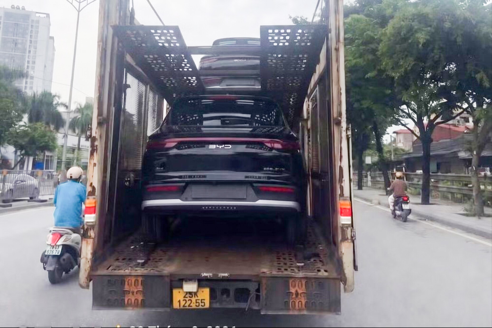 Một chiếc BYD Sealion 5 vừa xuất hiện trên đường phố Hà Nội.