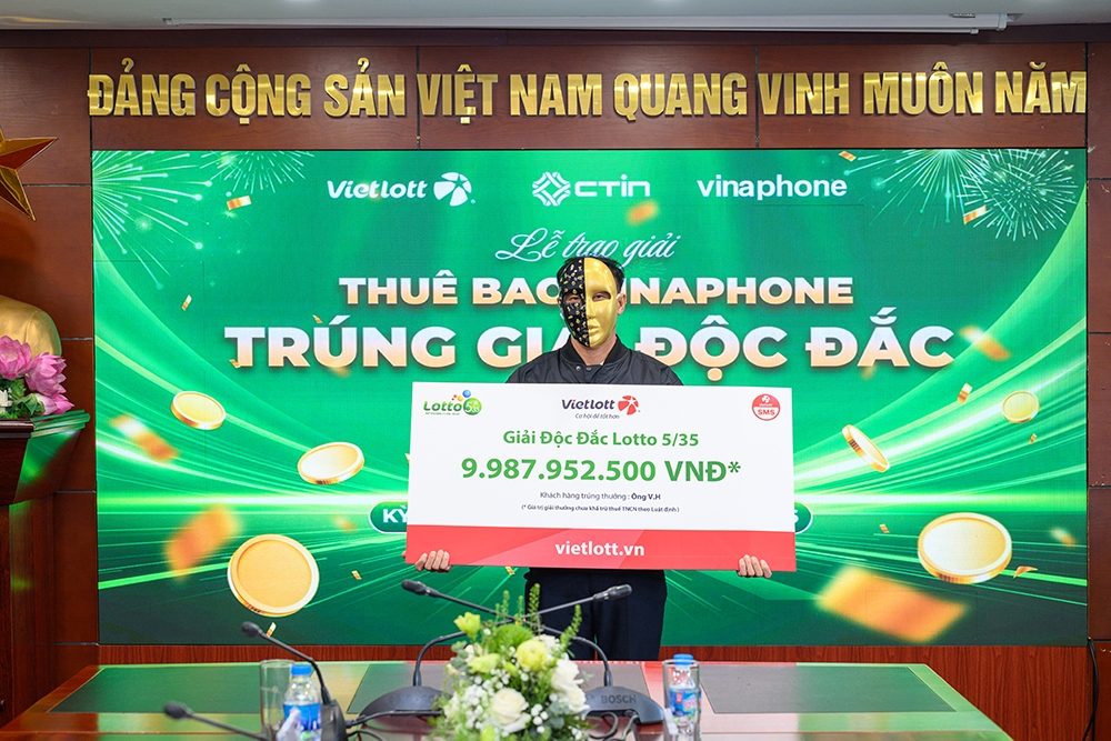 Chủ nhân giải Độc đắc Lotto 5/35 nhận thưởng sau khi trúng giải từ tấm vé mua trên BIDV SmartBanking.