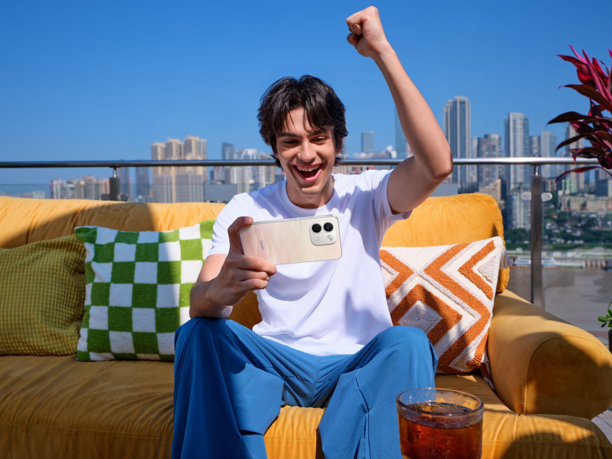 REDMI Note 17 Pro Series sở hữu thiết kế lột xác toàn diện, như phiên bản màu Trắng Vân Mây sở hữu mặt lưng có thể chuyển màu linh hoạt khi tiếp xúc với ánh nắng mặt trời