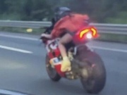 Dân mạng sững sờ với clip cô gái vừa phóng Ducati 220Km/h vừa dùng điện thoại