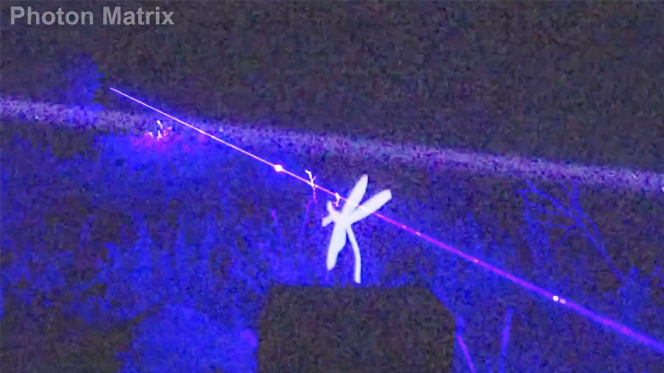 Một hình ảnh trích từ video của Photon Matrix cho thấy tia laser màu xanh lam đang chiếu vào một con côn trùng đang bay.