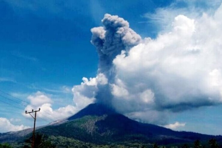 Núi lửa Lewotobi Laki phun trào, tạo tro bụi bay cao hàng km tại Indonesia