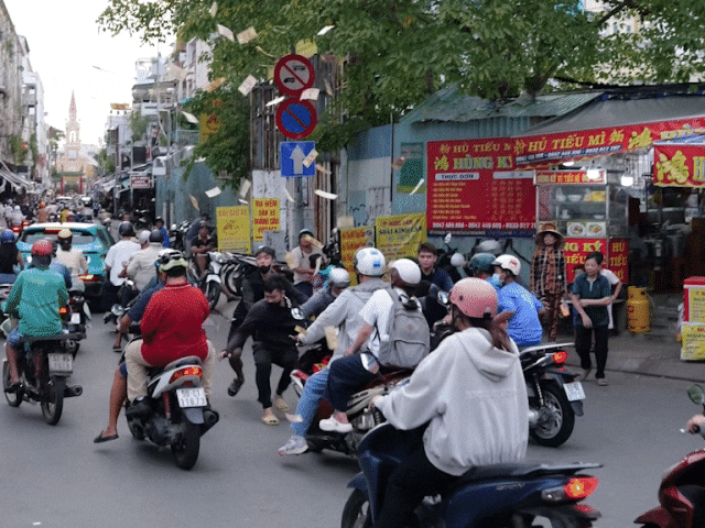 Tranh nhau giật tiền cúng cô hồn