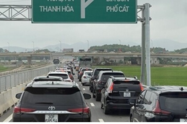 Vì sao CSGT xử lý xe không giữ khoảng cách an toàn trên cao tốc?