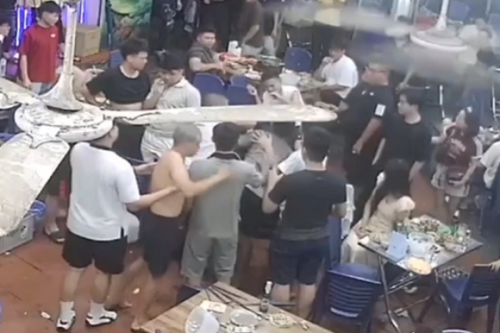 Hà Nội: Nhóm thanh niên trêu ghẹo cô gái, hành hung người bạn trai ngay giữa quán ăn ở Hà Nội
