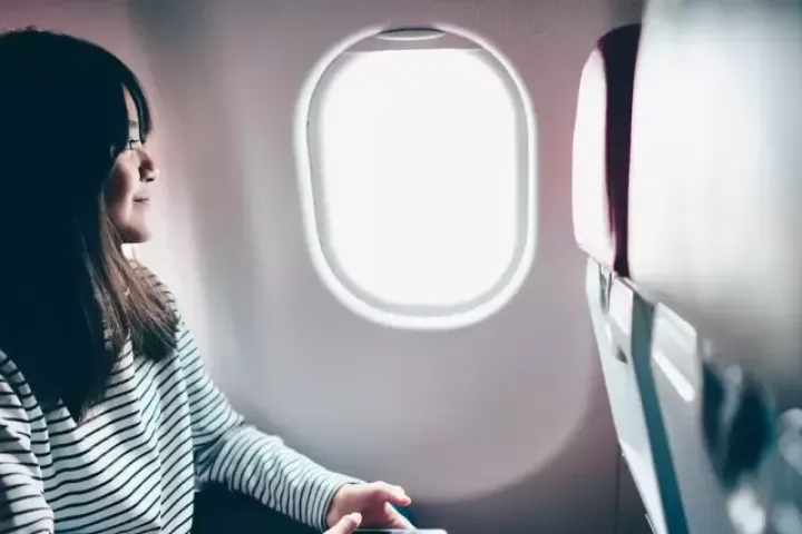 Ai được phép đóng và mở rèm che cửa sổ trên máy bay?