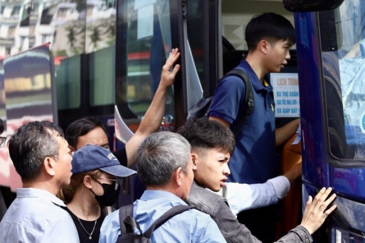 Trước nghỉ lễ 2/9: Các bến xe đông khách, chuyến về miền Trung kín chỗ