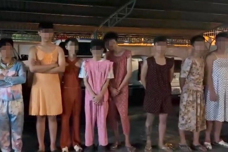 Gây náo loạn đường phố khi 'đi bão', nhóm nam giới mặc váy được mời đi...dọn rác
