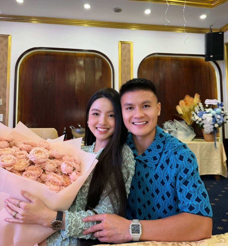 Vợ chồng Quang Hải cùng đeo đồng hồ xa xỉ trong dịp sinh nhật Chu Thanh Huyền.