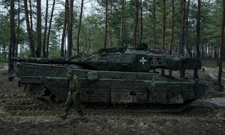 Xe tăng Strv 122, một trong những biến thể Leopard 2 hiện đại nhất, ở mặt trận Lugansk hồi cuối năm 2023. Ảnh: Military Land