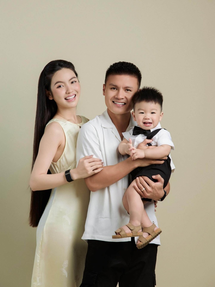 Chu Thanh Huyền nổi tiếng có mái tóc dày đẹp, dài ngang hông, nhờ chăm chỉ dưỡng, hấp tóc và tỉa bớt phần ngọn tóc khô xơ định kỳ.