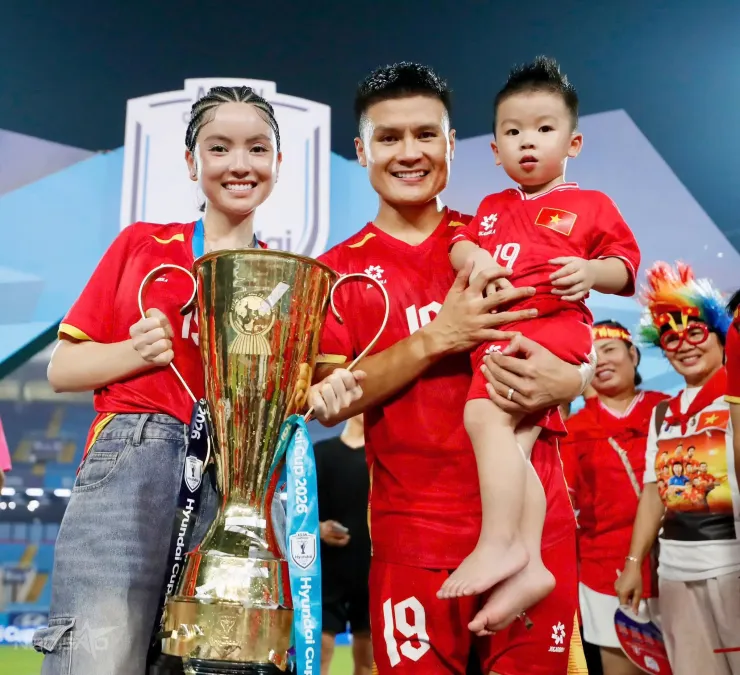 Ra sân cổ vũ chồng đá trận chung kết với Thái Lan tối 26/8, Chu Thanh Huyền nổi bật với kiểu tóc cornrows cá tính.