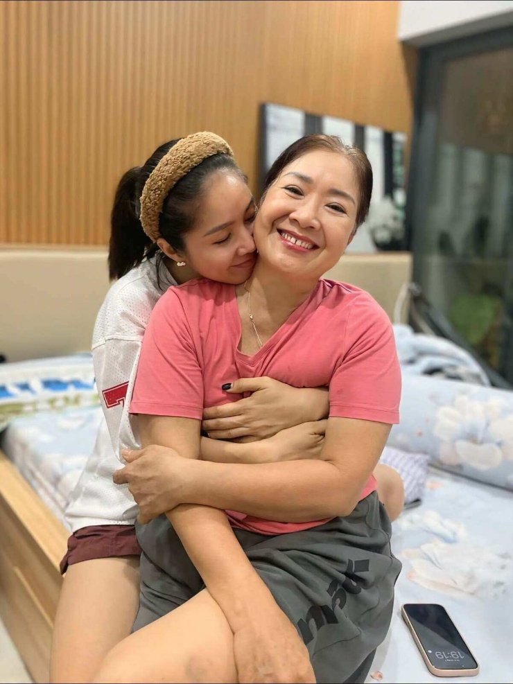 Ảnh sao 28/8: Lê Phương bày tỏ tình yêu với mẹ dịp lễ Vu Lan - 3