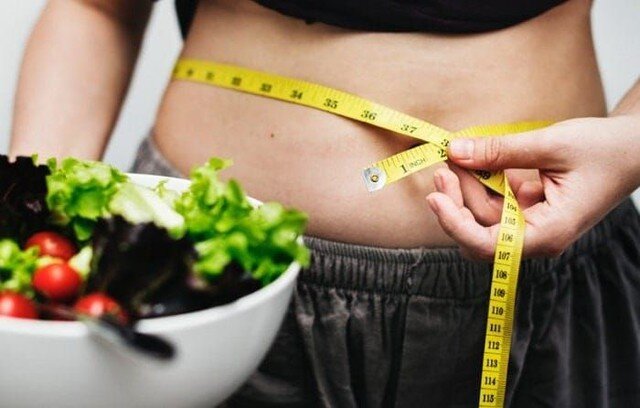 Chế độ ăn cân bằng, ưu tiên rau củ, protein chất lượng và kiểm soát khẩu phần góp phần hỗ trợ giảm mỡ bền vững. (Ảnh minh họa)