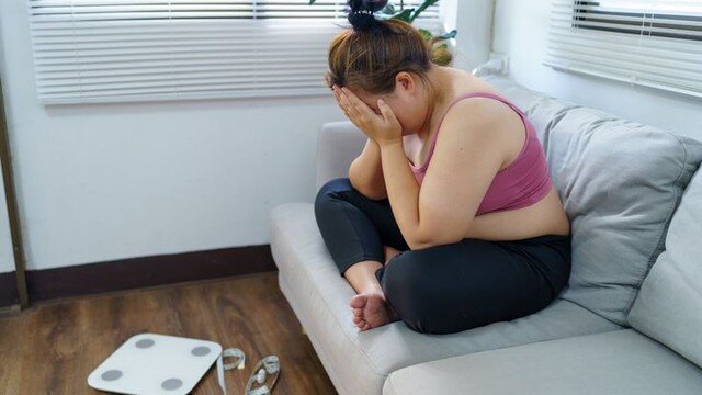 Ủ nóng khiến cơ thể tiết nhiều mồ hôi, có thể làm cân nặng giảm tạm thời do mất nước nhưng không đồng nghĩa với giảm mỡ. (Ảnh minh họa)