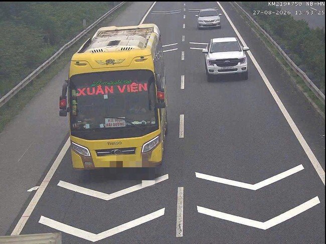 Theo Nghị định 168/2024/NĐ-CP, tài xế ô tô vi phạm quy định về khoảng cách an toàn có thể bị&nbsp;phạt tiền từ 4 - 6 triệu đồng và trừ 2 điểm giấy phép lái xe - (ảnh Cục CSGT).