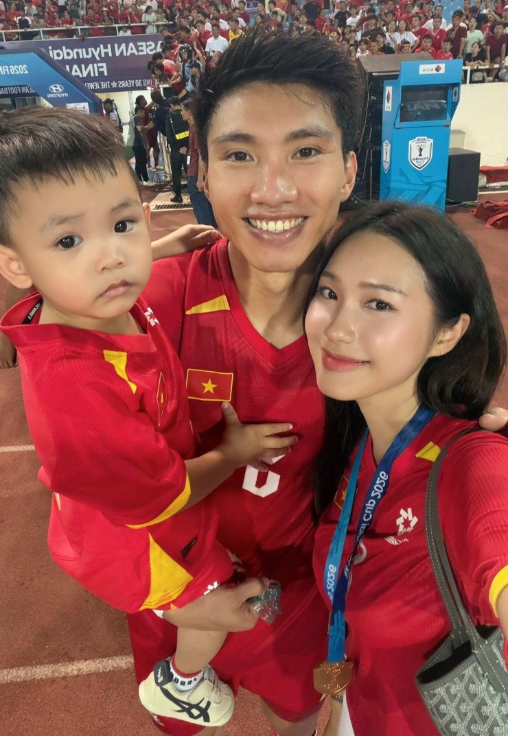 Diện mạo trái ngược của 2 nàng WAGs: Doãn Hải My và Chu Thanh Huyền - 1