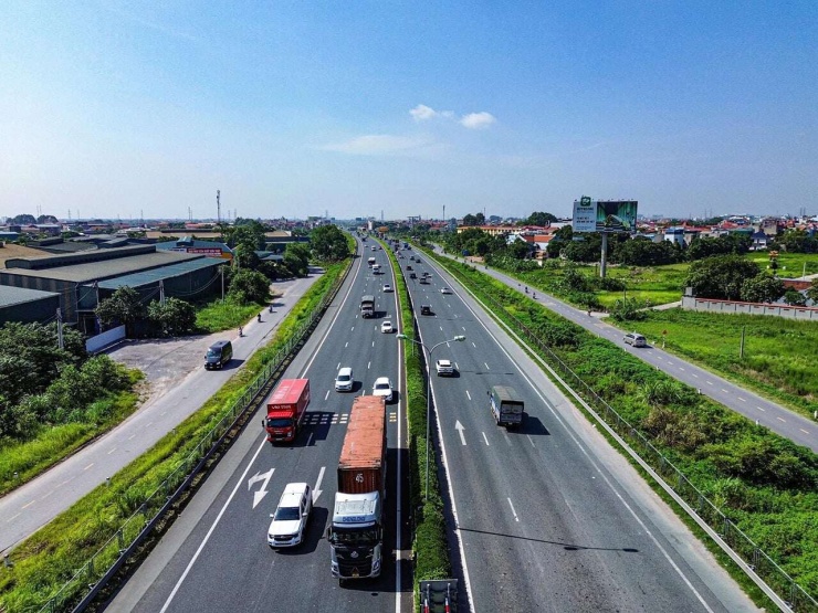 Việc xử phạt lỗi không tuân thủ quy định về khoảng cách an toàn trên đường cao tốc là cần thiết, nhằm phòng ngừa nguy cơ va chạm, nâng cao an toàn khi lưu thông trên cao tốc (Ảnh minh họa)