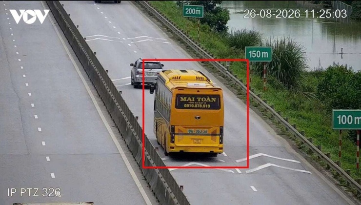 Theo Nghị định 168/2024, trường hợp không giữ khoảng cách an toàn mà chưa xảy ra va chạm, tài xế bị phạt từ 4 - 6 triệu đồng, trừ 2 điểm trên GPLX (Ảnh: Cục CSGT)