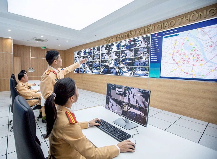 Khi lập biên bản xử phạt, lực lượng CSGT sẽ sử dụng đồng bộ các biện pháp nghiệp vụ để xác định phương tiện có vi phạm hay không (Ảnh minh họa: Việt Cường VOV)