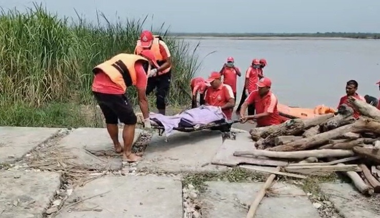 Thi thể được tìm thấy trên sông Gandak thuộc huyện Maharajganj, bang Uttar Pradesh, Ấn Độ ngày 27/8. Ảnh: NDTV