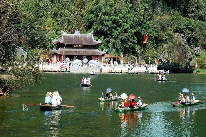 Nếu muốn kết hợp tham quan cảnh quan với không gian văn hóa, tâm linh, du khách có thể lựa chọn các điểm ở phía Tây và Nam Hà Nội. Chùa Hương, chùa Thầy và chùa Tây Phương đều mở cửa miễn phí trong ngày 2/9 năm nay. (Ảnh: Luhanhvietnam)