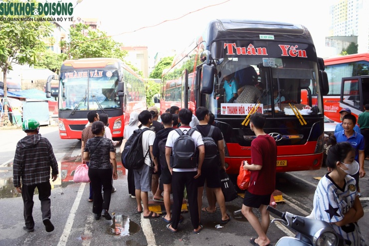 Chiều 28/8, ngày làm việc cuối cùng trước kỳ nghỉ lễ Quốc khánh 2/9, lượng hành khách tại các bến xe lớn của Hà Nội như Mỹ Đình, Giáp Bát, Nước Ngầm bắt đầu tăng nhanh. Không khí tại các bến xe trở nên nhộn nhịp khi người dân tranh thủ rời Thủ đô về quê hoặc đi du lịch trong những ngày nghỉ lễ.