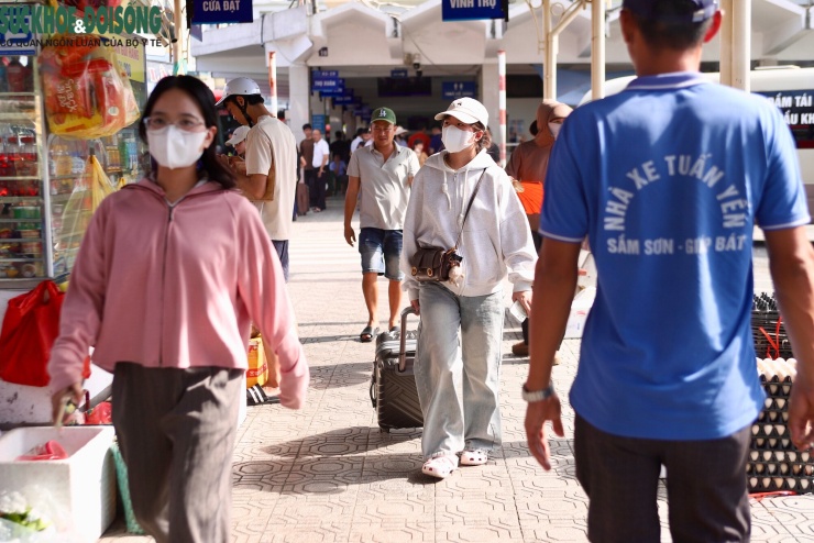Dù lượng khách tăng, hoạt động vận tải tại bến vẫn được duy trì ổn định. Hành khách được hướng dẫn mua vé, tìm vị trí lên xe và chờ đến giờ xuất bến, hạn chế tình trạng tập trung quá đông tại một khu vực.