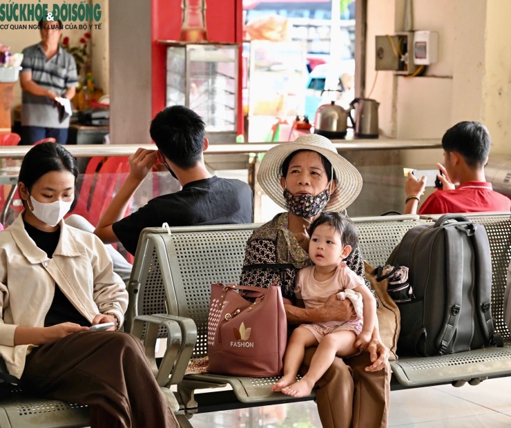 Trao đổi với phóng viên, ông Nguyễn Hoàng Tùng, Giám đốc Bến xe Giáp Bát, cho biết đơn vị đã chủ động xây dựng phương án phục vụ hành khách trong dịp nghỉ lễ 2/9, đồng thời phối hợp với các doanh nghiệp vận tải để bảo đảm đủ phương tiện phục vụ nhu cầu đi lại tăng cao.