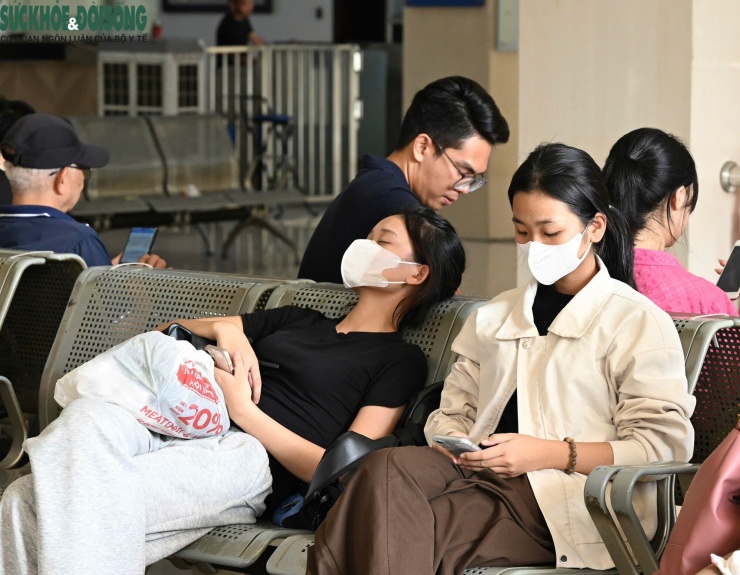 Do nhu cầu đi lại tăng cao, nhiều hành khách phải đến bến trước 2-3 giờ để chờ xe. Trong thời gian đợi, không ít người tranh thủ chợp mắt ngay tại khu vực phòng chờ trước khi lên đường về quê nghỉ lễ 2/9.