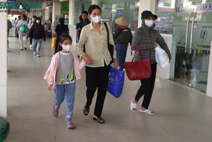 Các chuyến xe chạy tuyến miền Trung nhanh chóng kín chỗ, nhiều xe vừa vào slot đã chật kín hành khách.