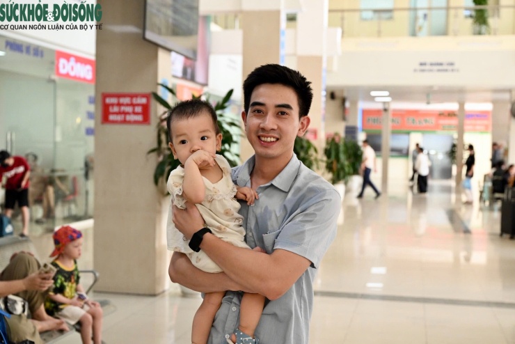 Anh Ngô Văn Quân, ở Hoài Đức (Hà Nội), cho biết anh mua vé trực tiếp tại quầy số 10 để về Sầm Sơn (Thanh Hóa), chuyến khởi hành lúc 16h. Thủ tục mua vé chỉ mất khoảng 5 phút, nhân viên phục vụ tận tình, giá vé ổn định và không có hiện tượng tăng bất thường.