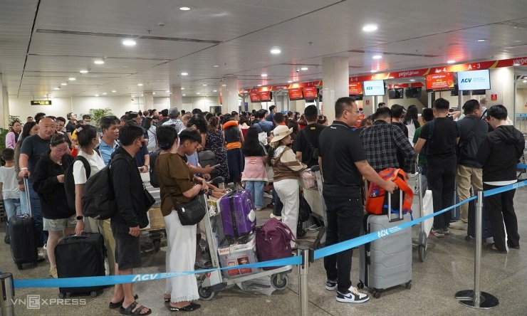 Dòng ôtô ken đặc quanh Tân Sơn Nhất trước kỳ nghỉ 2/9 - 8