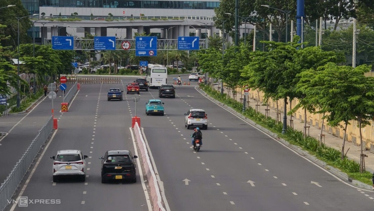 Trong khi đó, đường vào và ra nhà ga T3 cách ga T2 hơn 1,5 km, dành cho nhiều hãng, khá thông thoáng.