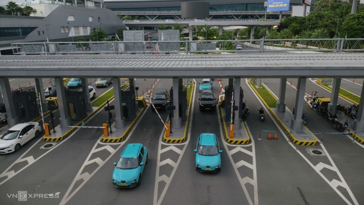 Trong khi đó, đường vào và ra nhà ga T3 cách ga T2 hơn 1,5 km, dành cho nhiều hãng, khá thông thoáng.