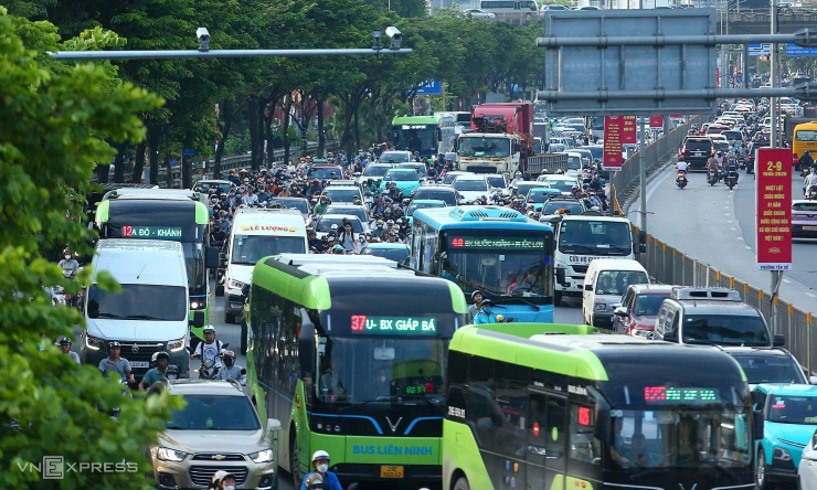 Ùn tắc trên đường Giải Phóng đoạn giao với đường Ngọc Hồi theo hướng ra ngoại thành Hà Nội, hướng về Ninh Bình và các tỉnh miền Trung. Ảnh: Phạm Chiểu