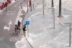 'Sóng thần mini' khiến khách tắm biển bỏ chạy