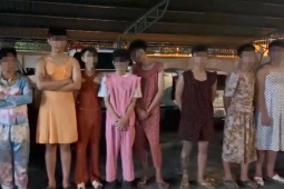 Gây náo loạn đường phố khi 'đi bão', nhóm nam giới mặc váy được mời đi...dọn rác