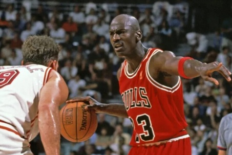 Sốc huyền thoại Michael Jordan bị tố "lừa đảo", hết thời chạm đâu cũng thành vàng?