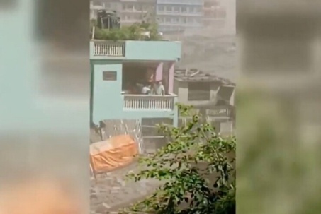 Video: Dân Nepal bất lực trước lũ bùn kinh hoàng ầm ầm lao đến như tử thần