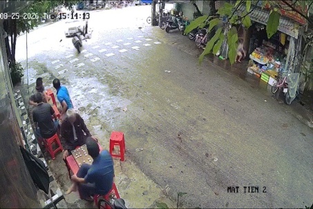 Clip: Các cụ đang "chiếu tướng" trên bàn cờ thì bị xe máy tông trúng