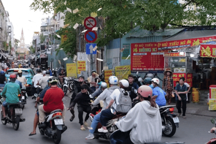 Tranh nhau giật tiền cúng cô hồn